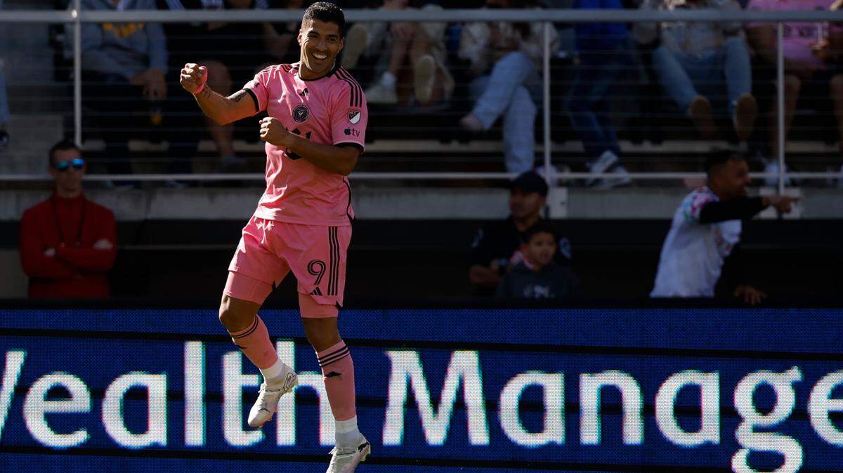 El delantero del Inter Miami Luis Suárez  celebra uno de sus dos goles contra el D.C. United, en el partido de la MLS realizado el 16 de marzo de 2024 en el Audi Field, en Washington.
