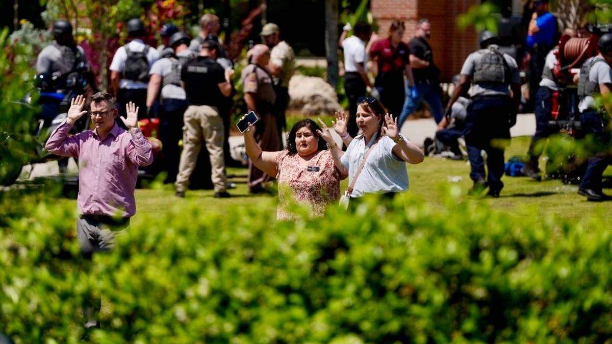 Evacuados en el campus de la FSU tras un tiroteo masivo ocurrido el jueves 17 de abril de 2025.