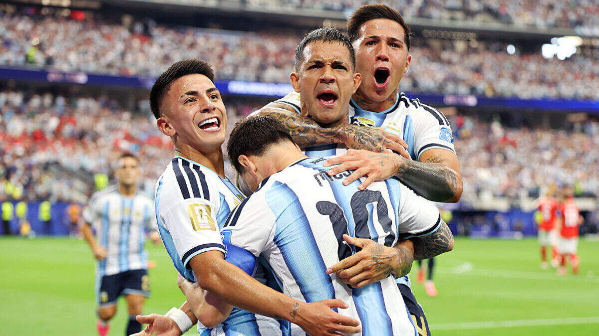 El astro de Argentina Lionel Messi (#10) celebra con sus compañeros de equipo tras anotar su primer gol ante Austria, en el partido del Grupo J de la Copa Mundial efectuado el 22 de junio de 2026 en Arlington, Texas.