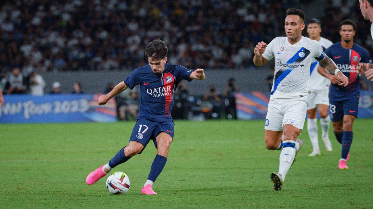 El jugador del PSG, Vitinha, patea el balón ante la marca de Lautaro Martínez, del Inter de Milán, en un partido amistoso celebrado en el Estadio Nacional de Tokio, el 1 de agosto de 2023.