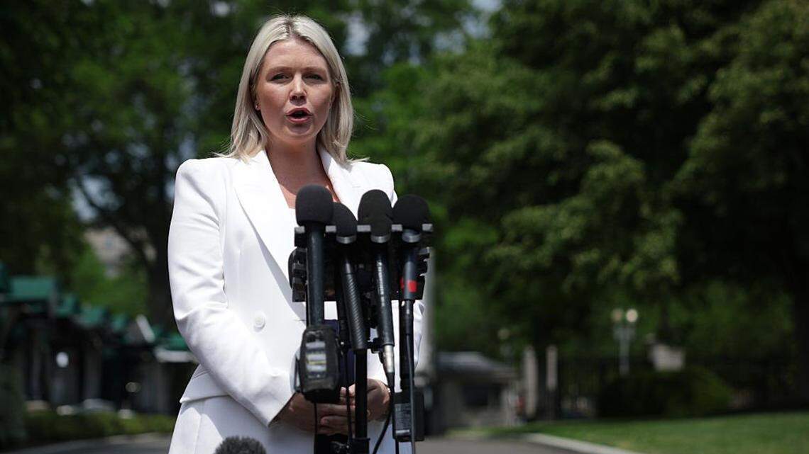 La secretaria de prensa de la Casa Blanca, Karoline Leavitt, habla con miembros de los medios de comunicación frente al Ala Oeste de la Casa Blanca el 24 de abril de 2026 en Washington, DC. Leavitt abordó diversos temas, incluidos los esfuerzos de la administración Trump para negociar con el gobierno iraní durante la guerra en Irán.