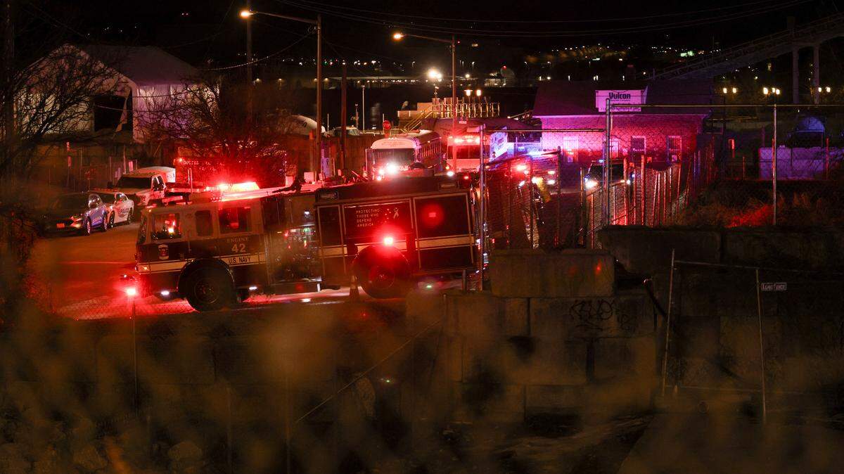Vehículos de emergencia se encuentran estacionados en el helipuerto del Departamento de Policía de Washington, D.C. el 29 de enero de 2025 en respuesta a la colisión de un avión comercial y un helicóptero sobre el río Potomac cerca del Aeropuerto Nacional Ronald Reagan.