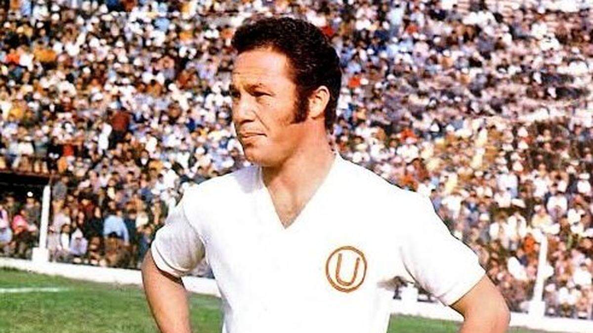 Enrique Casaretto con la camiseta de Universitario. Ahí conquistó tres títulos nacionales y fue su delantero más importante durante seis temporadas.