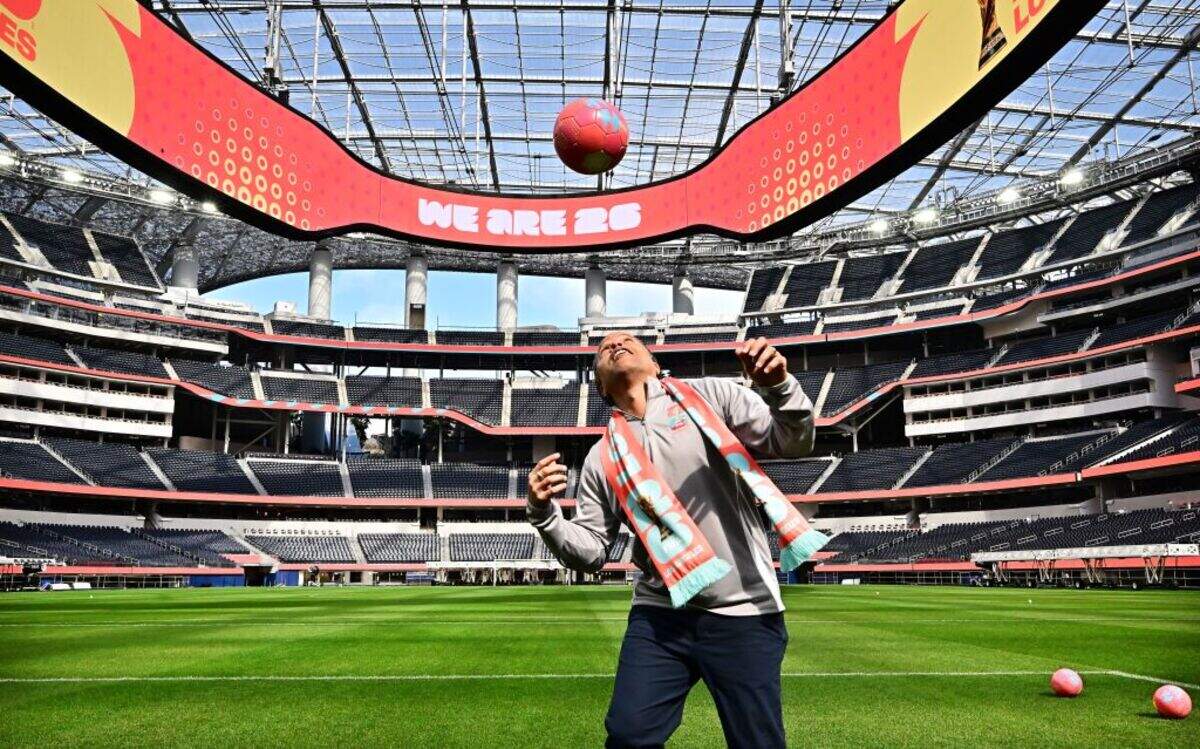 El exjugador de la selección nacional de Estados Unidos, Cobi Jones, hace malabares con un balón en el nuevo campo de prueba para la Copa Mundial de la FIFA 2026 en el SoFi Stadium, en Inglewood, California, el 13 de marzo de 2025. SoFi Stadium es la sede del debut de Estados Unidos contra Paraguay en el Mundial de fútbol el 12 de junio de 2026.