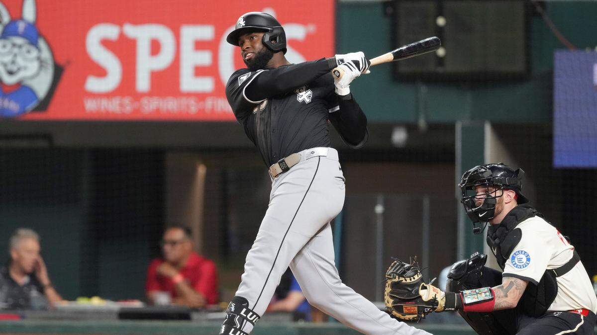 El jardinero de los Medias Blancas de Chicago Luis Robert Jr. batea en el quinto inning del partido ante los Rangers, celebrado el 13 de junio de 2025 en Texas.