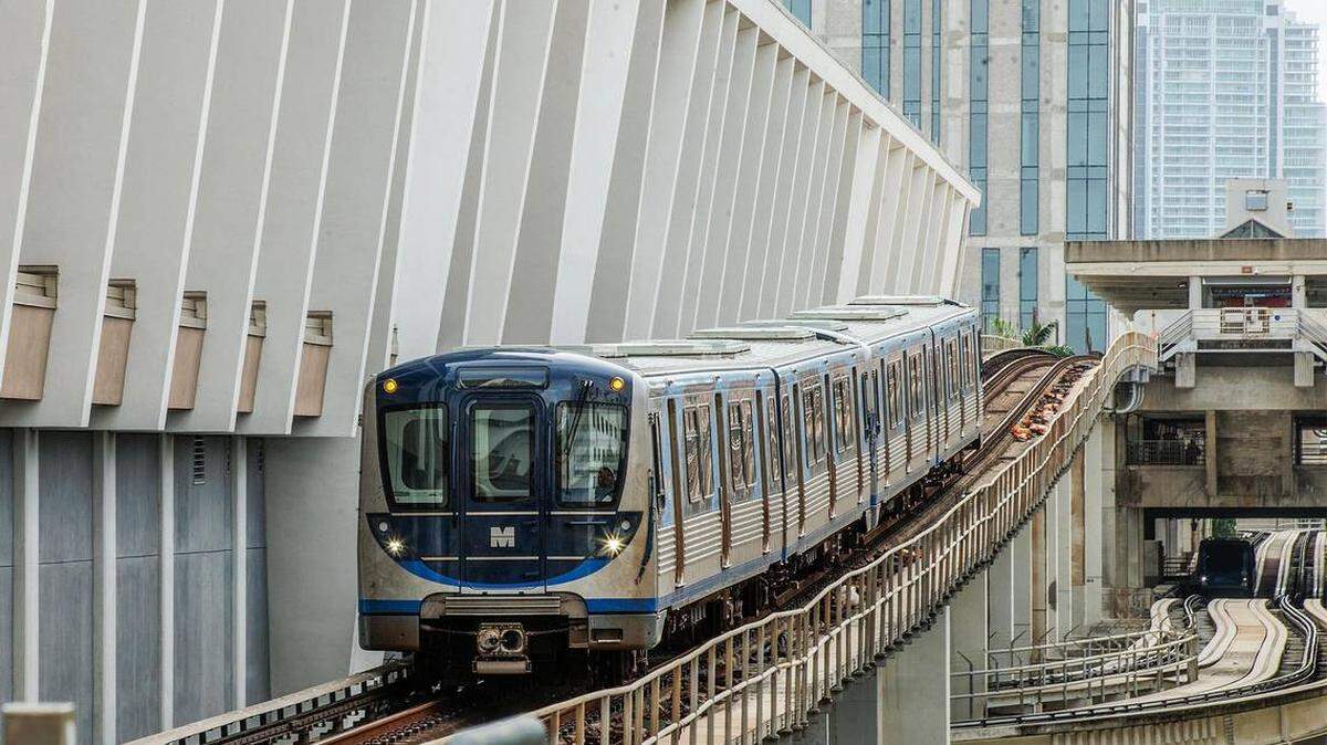 Un tren de Metrorail descarriló este miércoles 5 de marzo de 2025 y chocó contra otro en un patio de maniobras en el noroeste de Miami-Dade