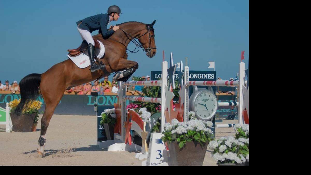 Scott Brash de Gran Bretaña y su caballo Hola Sanctos saltan por encima de un obstáculo en la primera ronda de la Longines Global Champions Tour en Miami Beach, en abril del 2015. NICK SWYTER