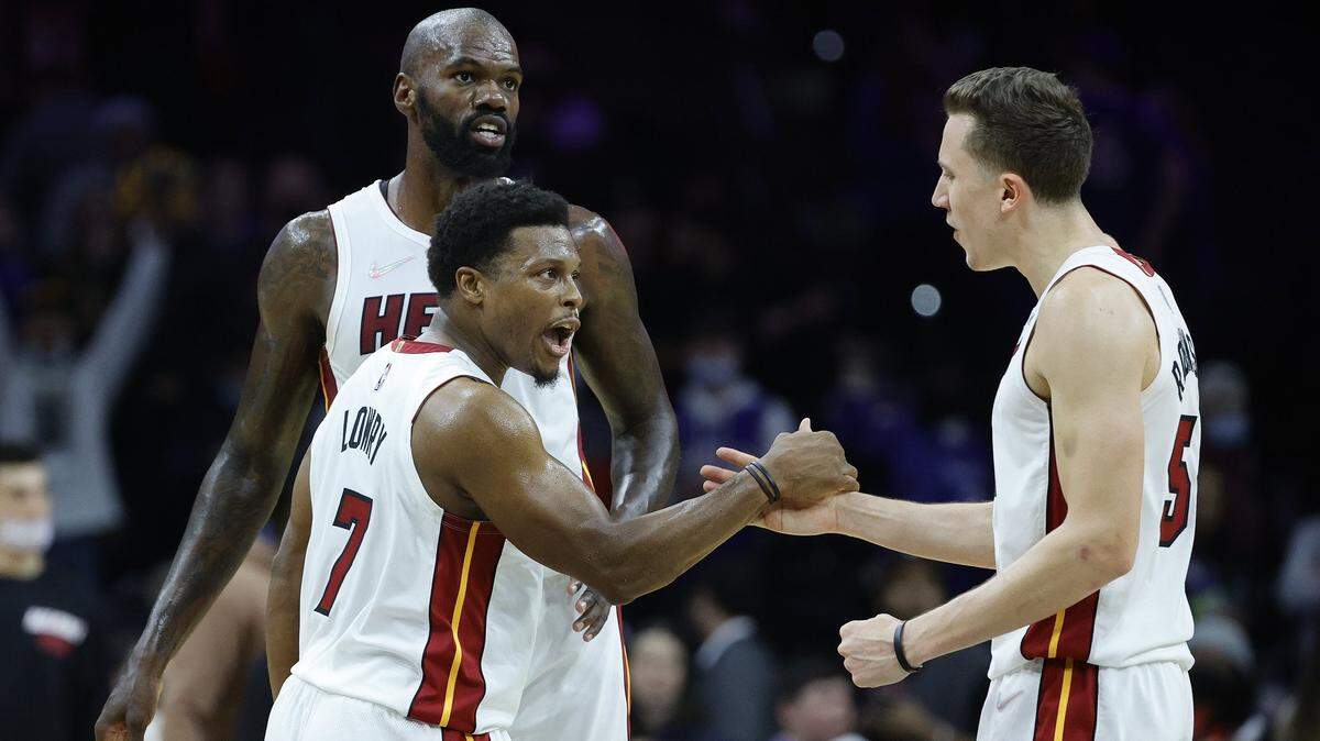 Los jugadores del Heat Kyle Lowry # 7, Dewayne Dedmon # 21 y Duncan Robinson # 55 (de izq. a der.) celebran después de derrotar a los 76ers el 15 de diciembre de 2021 en el Wells Fargo Center en Filadelfia.