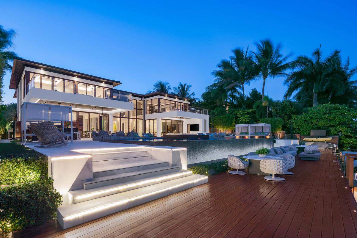 Casa Bahía, en Bay Point, tiene una piscina infinita con cascada, y el patio da a la bahía de Biscayne, con vistas del skyline de Miami.