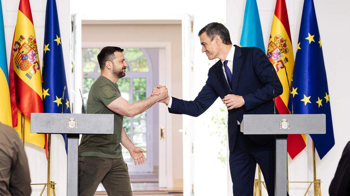 El mandatario ucraniano Volodimir Zelenski (izq.) saluda al presidente del Gobierno español Pedro Sánchez durante una visita a ese país, que prometió 1,000 millones de euros en ayuda militar a Kiev, agobiada por la ofensiva rusa, el lunes en Madrid.