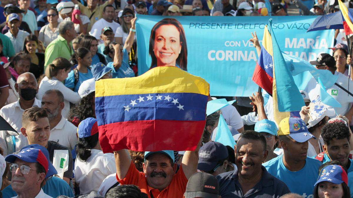 Miles de simpatizantes asisten a un mitin de campaña de la candidata de la oposición, María Corina Machado, en Maracaibo, Venezuela, el 11 de agosto de 2023.