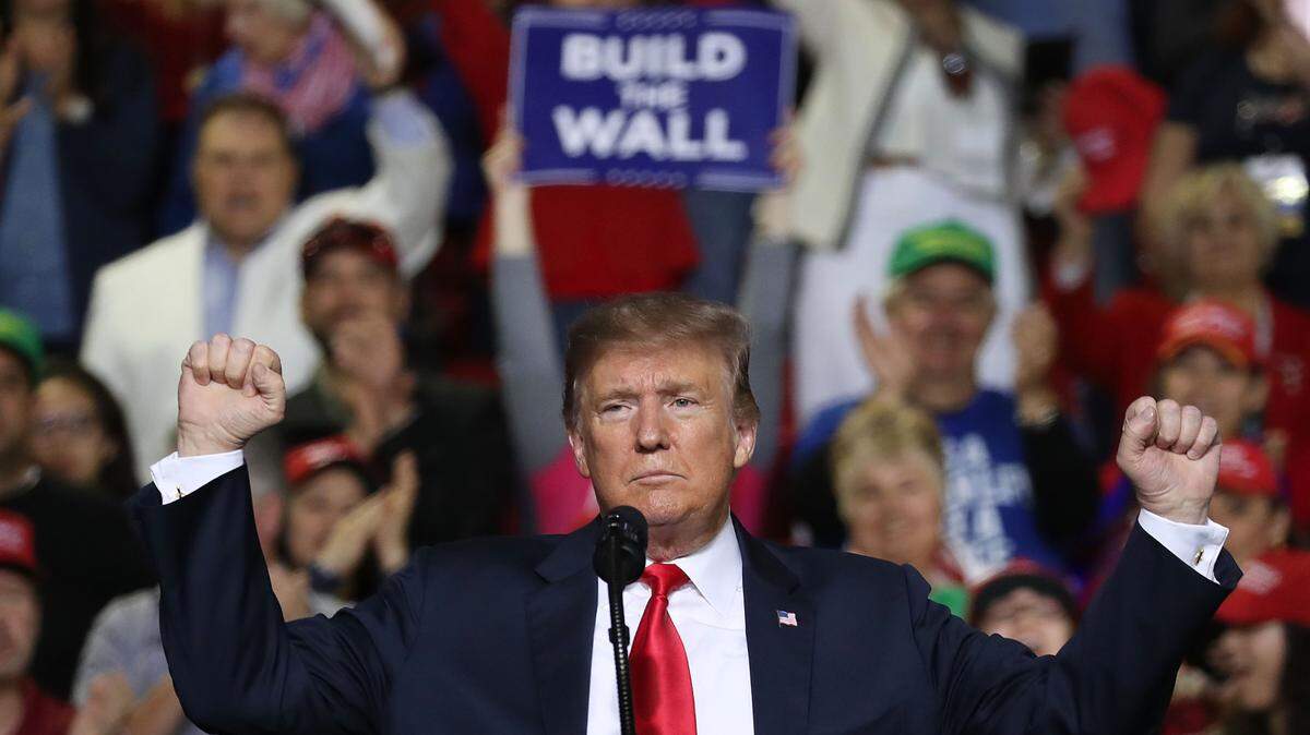 El presidente de los Estados Unidos, Donald Trump, habla durante un mitin en el Coliseum del Condado de El Paso el 11 de febrero de 2019 en El Paso, Texas. Trump continúa su campaña para que se construya un muro a lo largo de la frontera mientras los demócratas en el Congreso piden otras medidas de seguridad fronteriza.