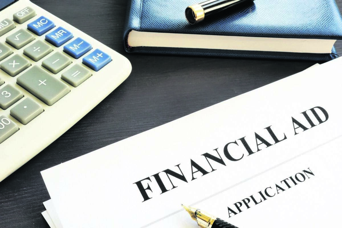 Hay estudiantes internacionales que pueden solicitar una autorización especial de empleo para estudiantes con dificultades económicas severas.