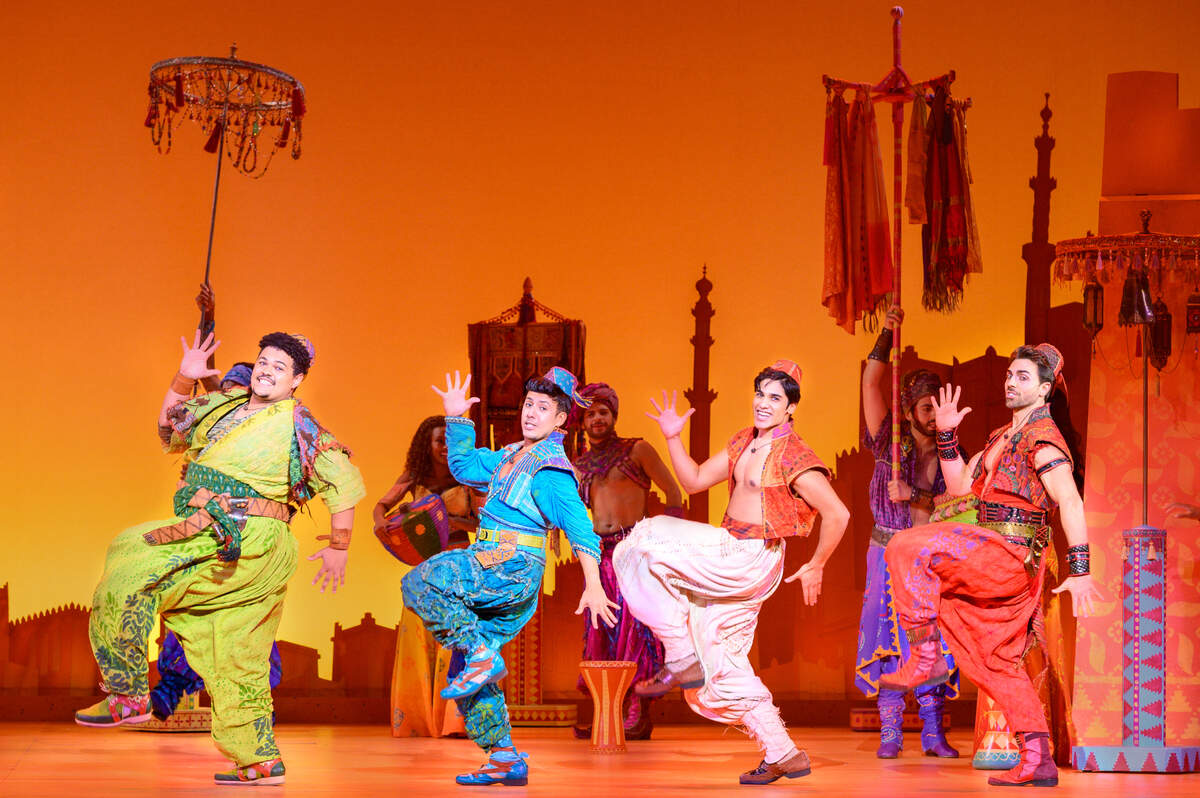 Jake Letts, Ben Chavez, Adi Roy y Colt Prattes en una escena de ‘Aladdin’.