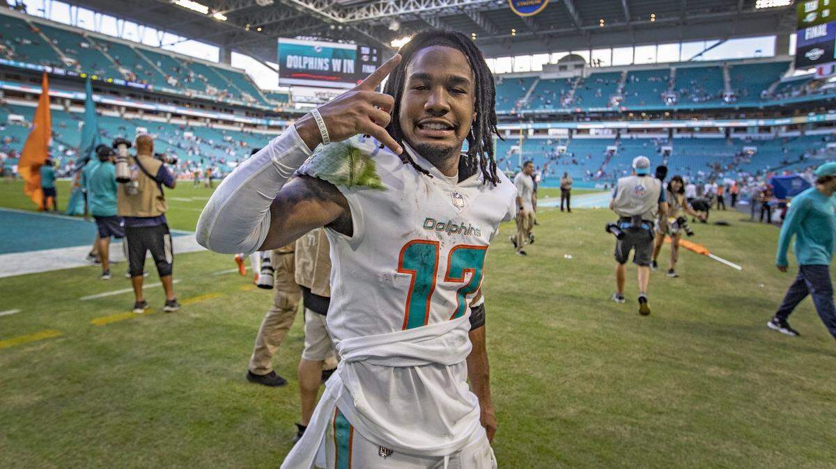 El novato wide receiver de los Dolphins Jaylen Waddle (#17) se adjudicó el premio Dan Marino al Jugador Más Valioso del equipo.