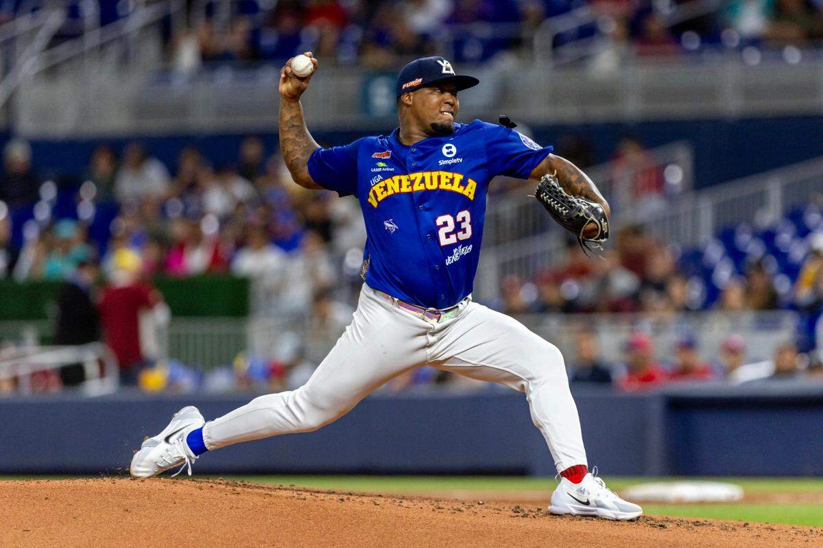 El abridor de Venezuela Miguel Romero lanza en el primer inning ante Curazao en el partido de semifinal de la Serie del Caribe, celebrado el 8 de febrero de 2024 en Miami.