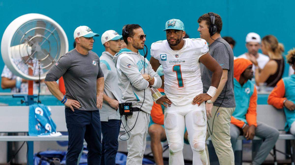 El entrenador de los Dolphins Mike McDaniel habla con el quarterback Tua Tagovailoa en el primer cuarto del partido ante los Texans de Houston, celebrado el 27 de noviembre de 2022 en Miami Gardens.