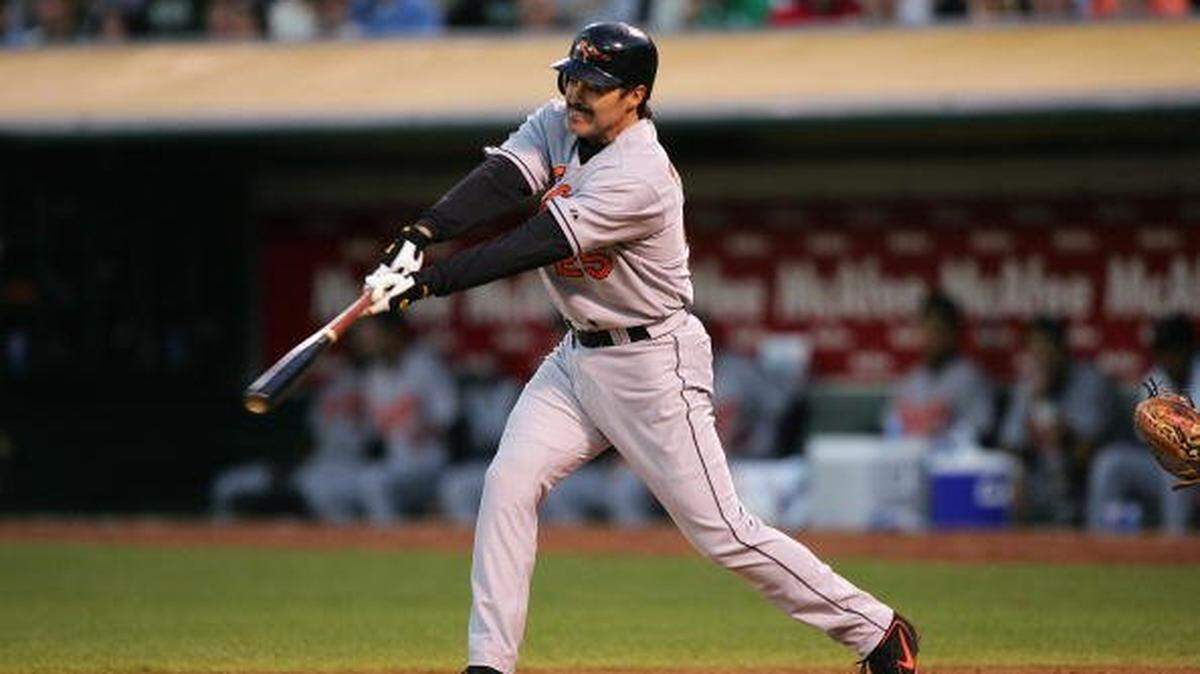 A lo largo de su carrera en Grandes Ligas Rafael Palmeiro terminó con 3,020 imparables, 569 jonrones, 585 dobletes y 1,835 carreras impulsadas. 