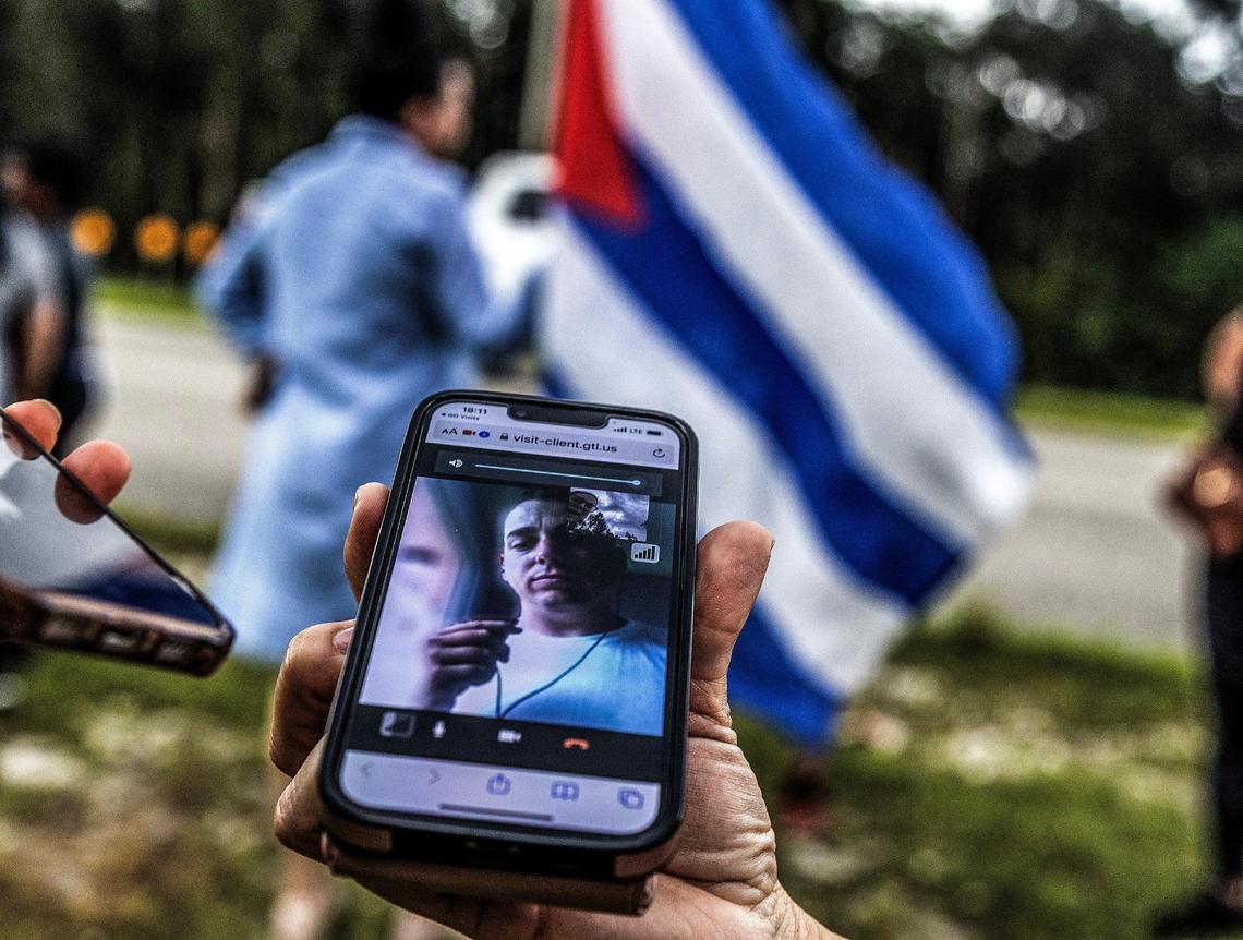 Luis Alberto Martínez en una videollamada con su esposa Isdrey Borrero, mientras ella se unía a un grupo de familiares de cubanos detenidos por ICE que protestaban frente al Centro de Detención Krome en Miami para evitar la deportación a Cuba de sus seres queridos, el jueves 6 de julio de 2023.
