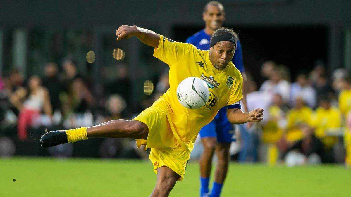 Ronaldinho patea hacia la portería durante la primera mitad de “The Beautiful Game’’, un partido amistoso celebrado en el el estadio DRV PNK de Fort Lauderdale, Florida, el 18 de junio de 2022.