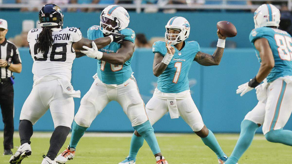 El quarterback de los Dolphins Tua Tagovailoa (#1) trata de pasar el ovoide en la primera mitad del partido de pretemporada ante los Jaguars de Jacksonville, celebrado el 23 de agosto de 2025 en el Hard Rock Stadium en Miami Gardens, Florida.