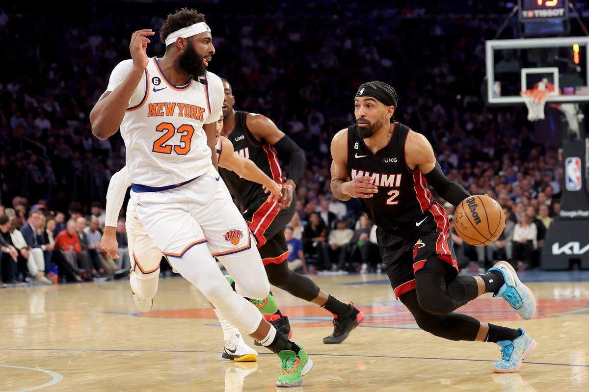 El escolta del Heat de Miami Caleb Martin conduce el balón ante la marca de Mitchell Robinson, de los Knikcs, en el segundo partido de la serie de playoffs celebrado el 2 de mayo de 2023 en el Madison Square Garden, en Nueva York.