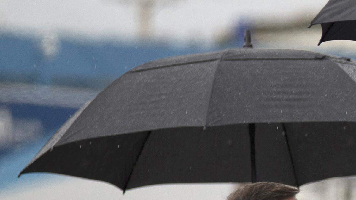 El presidente Barack Obama, a la derecha, se da la mano con el canciller de Cuba, Bruno Rodríguez, a su llegada al aeropuerto de La Habana, Cuba, el domingo, 20 de marzo de 2016.