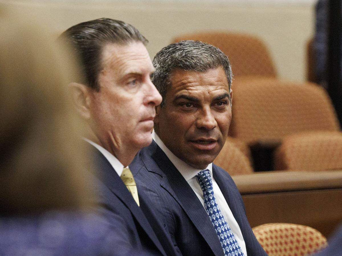 El alcalde Francis Suarez, derecha, conversa con el asesor jurídico de la ciudad George Wysong durante una audiencia en el Tercer Tribunal de Apelaciones por un caso que Emilio González presentó contra la Ciudad de Miami el martes 29 de julio de 2025, en Miami.&nbsp; 