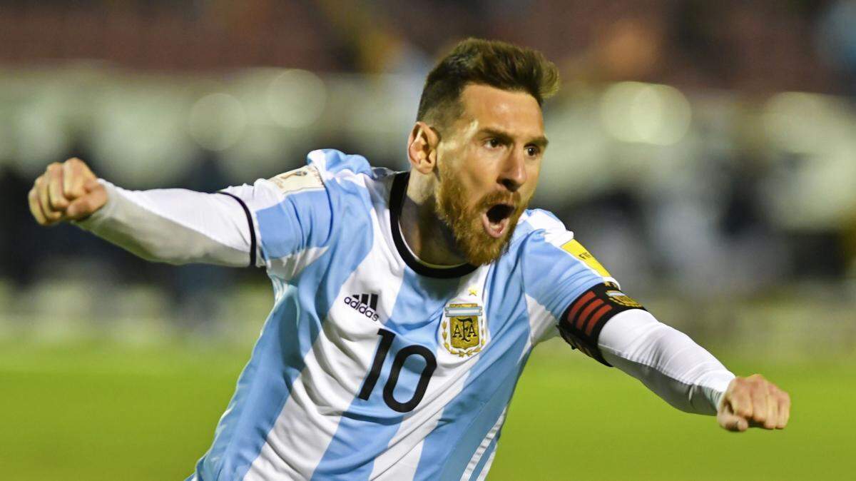 Lionel Messi de Argentina celebra un gol ante Ecuador, el martes 10 de octubre de 2017, en Quito.