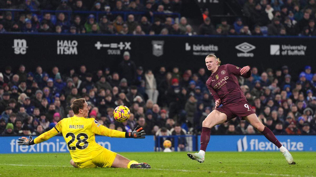 El delantero del Manchester City Erling Haaland anota un gol en el partido contra Ipswich en la liga inglesa, celebrado el 19 de enero de 2025.