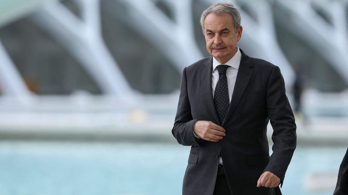      El ex presidente del Gobierno español José Luis Rodríguez Zapatero llega para asistir a un homenaje de Estado por las más de 230 víctimas de las inundaciones del año pasado, en el primer aniversario de la tragedia, en el complejo cultural y arquitectónico Ciudad de las Artes y las Ciencias en Valencia, el 29 de octubre de 2025.     