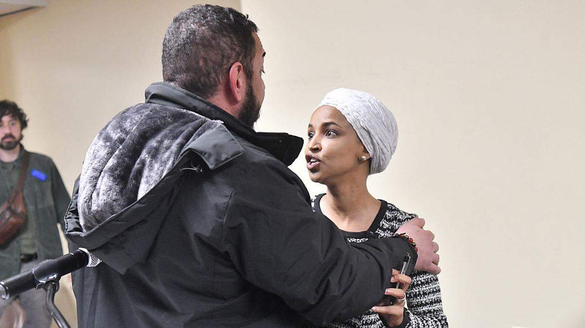 La congresista estadounidense Ilhan Omar, demócrata por Minnesota, reacciona tras ser rociada con un líquido por un hombre durante un acto público en Minneapolis, Minnesota, el 27 de enero de 2026. 