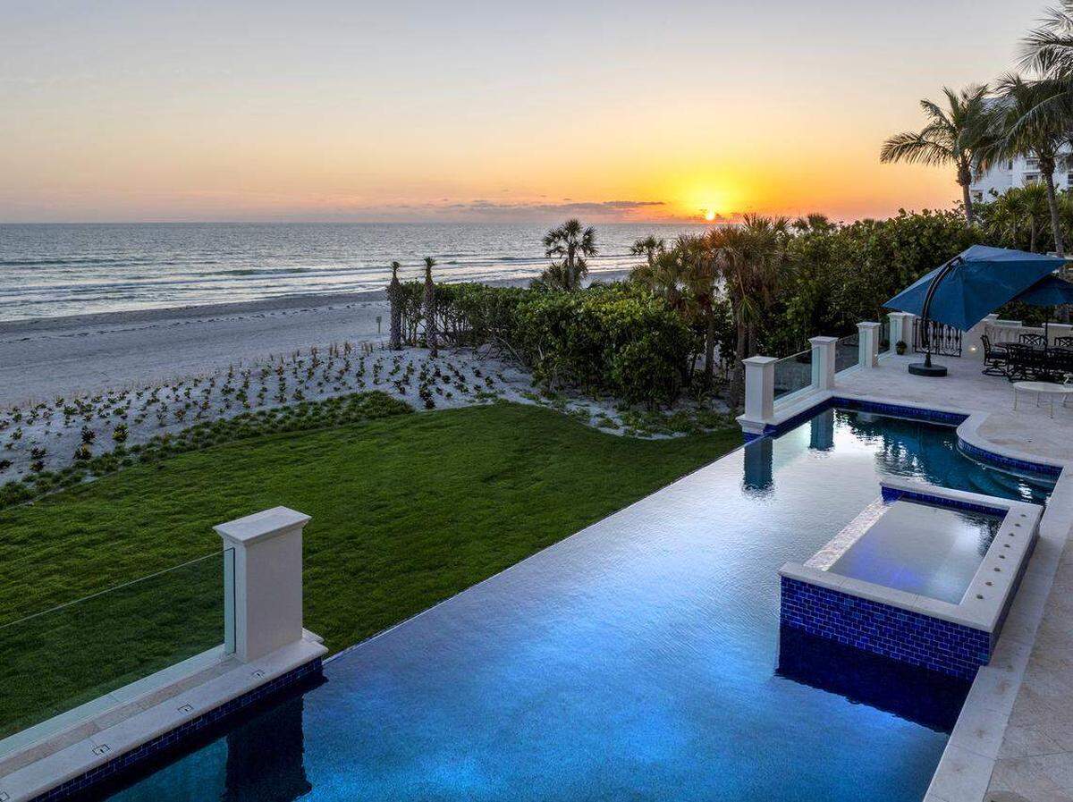 Una mansión en Longboat Key, que se ve aquí con acceso privado a la playa y vistas al Golfo de México, se vendió hace poco por un récord de $30.3 millones. Coldwell-Banker Realty
