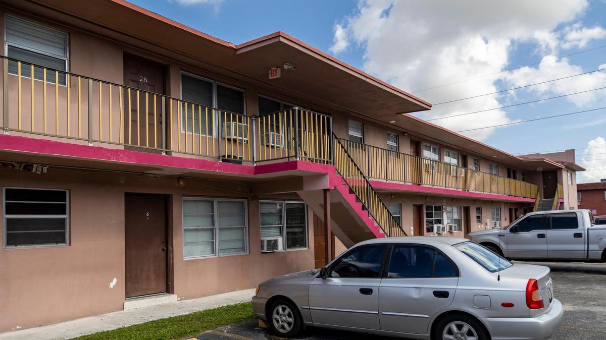 Fotografías de la facha del edificio 1300 West 29th St, Hialeah 33012 1300 West 29th St, Hialeah 33012