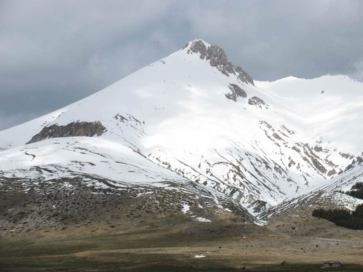Aun en verano los picos elevados de Santo Stefano se mantienen cubiertos de nieve.
