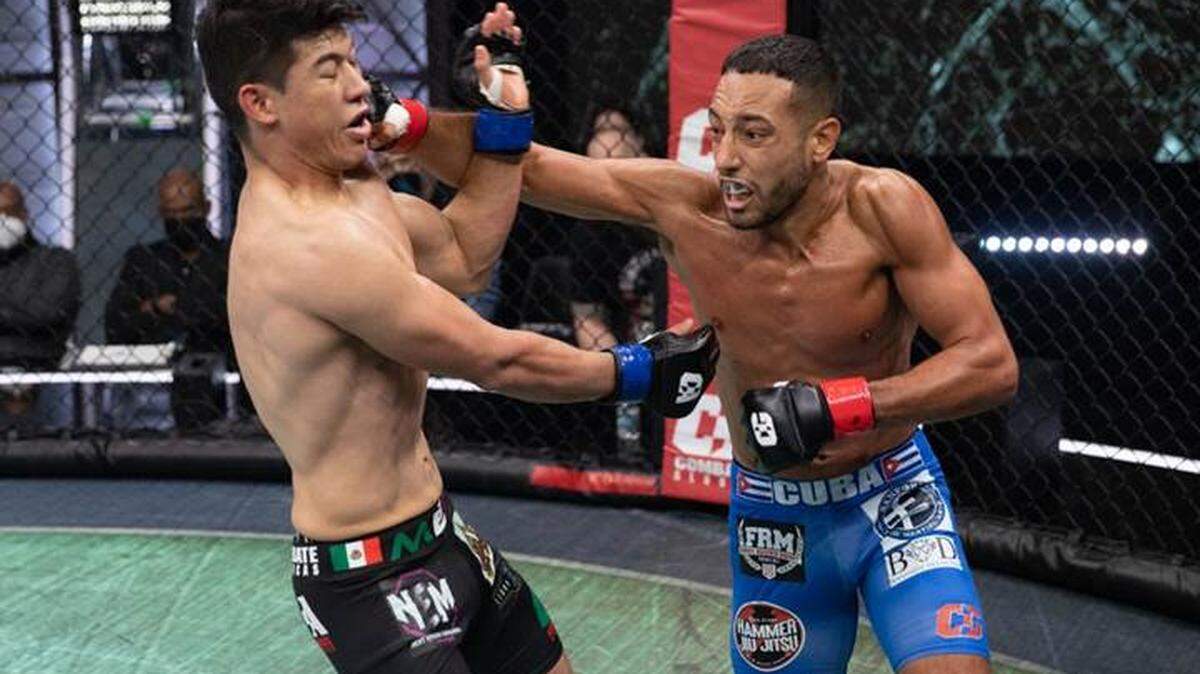 Chris Boasso (derecha) de Miami se enfrentará al español Tino Gilaranz en una pelea de peso pluma de Combate Global el domingo 29 de mayo.