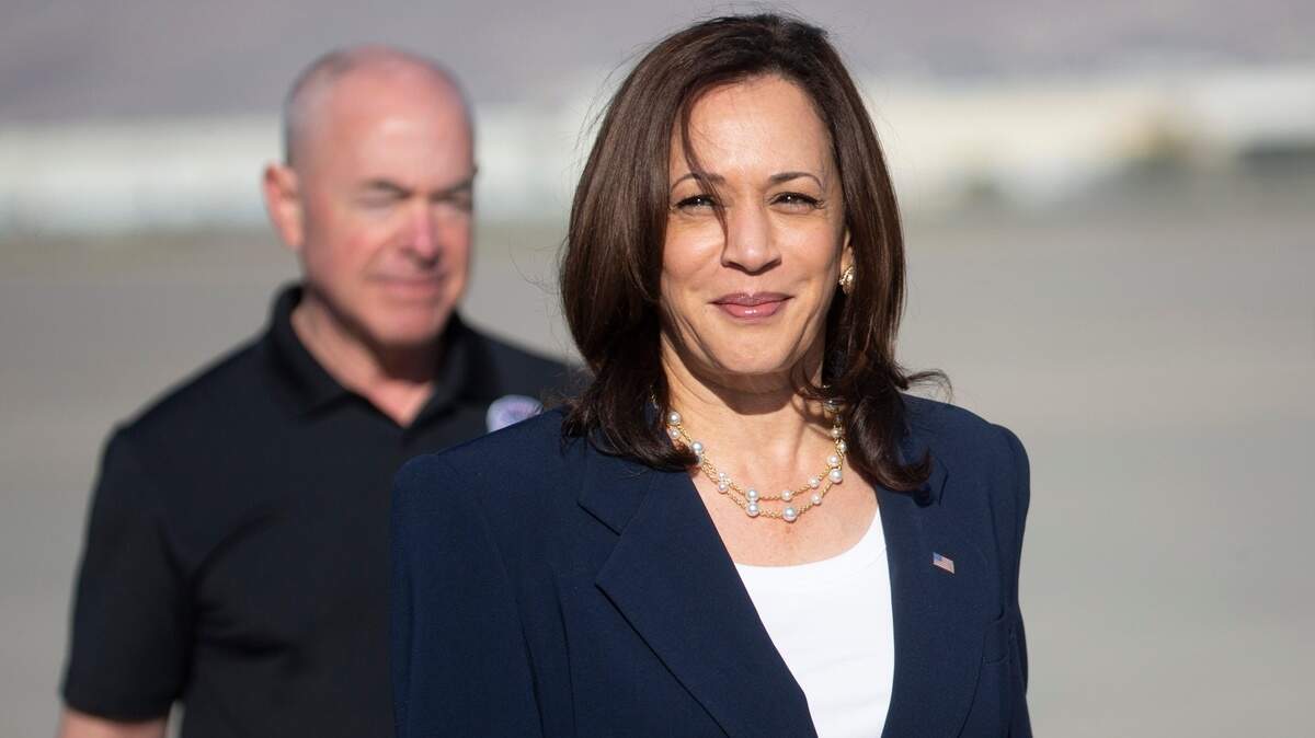 La vicepresidenta Kamala Harris y el secretario de Seguridad Nacional, Alejandro Mayorkas, llegan a El Paso, Texas, para una visita a la frontera, el 25 de junio de 2021.