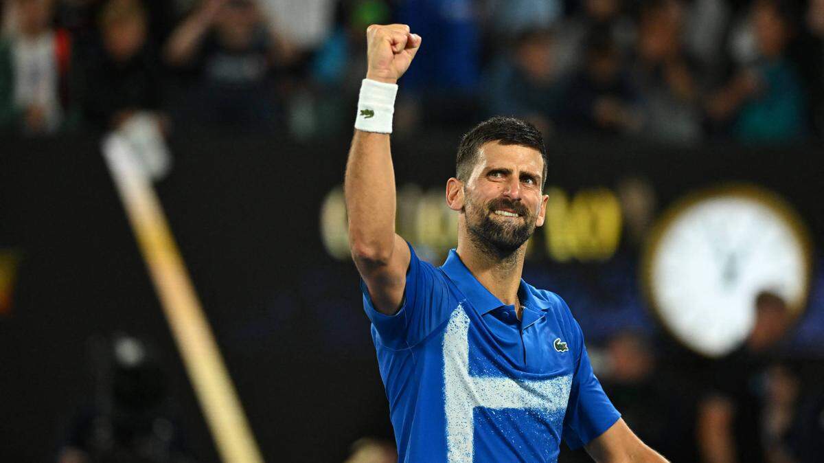 El serbio Novak Djokovic celebra tras derrotar 4-6, 6-4, 6-3 y 6-4 al español Carlos Alcaraz, en el partido de cuartos de final del Abierto de Australia, efectuado el 21 de enero de 2025 en Melbourne.