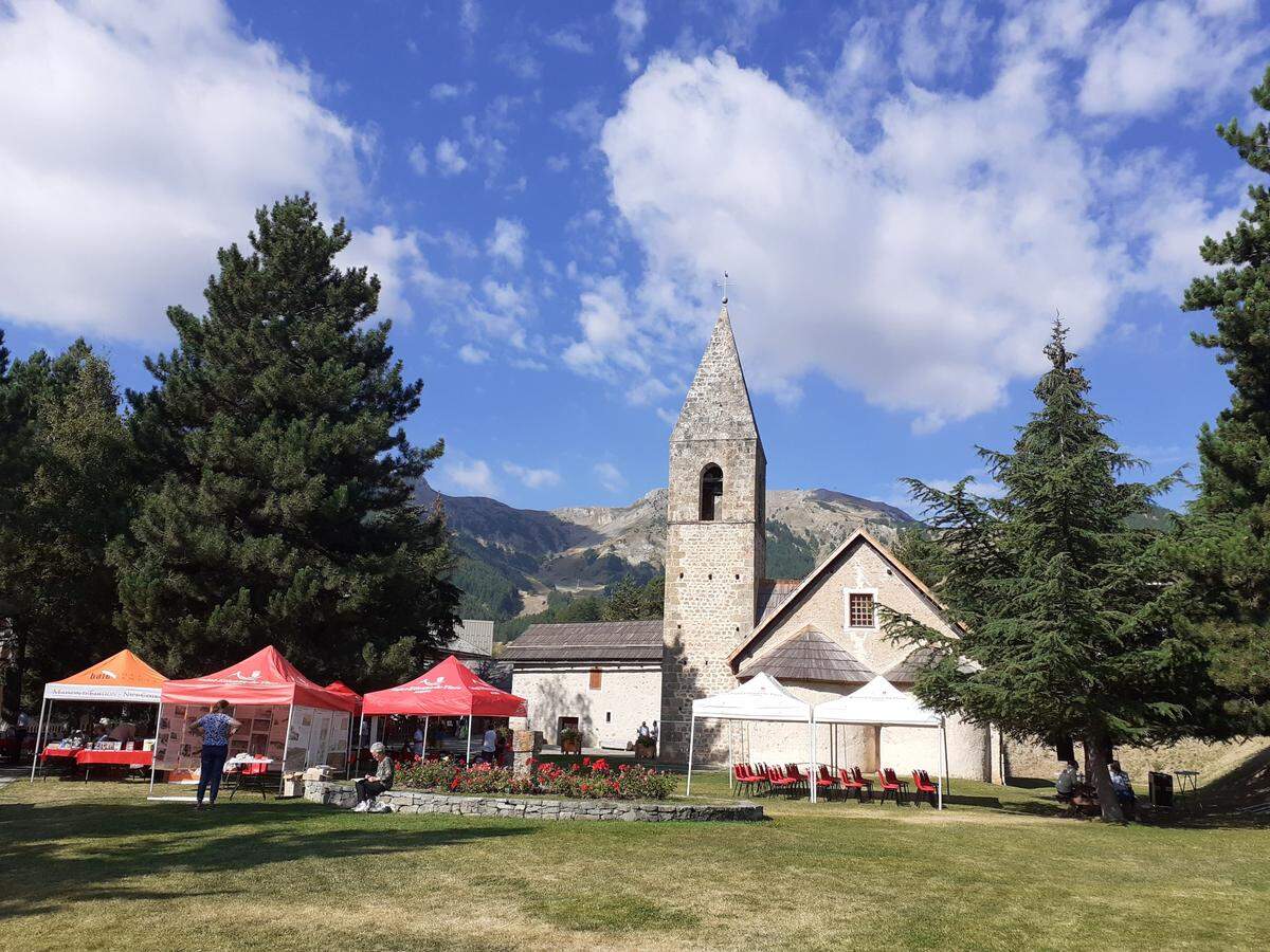 La iglesia de San Erige de Auron durante el Festival del Libro de la Alta Tinée.