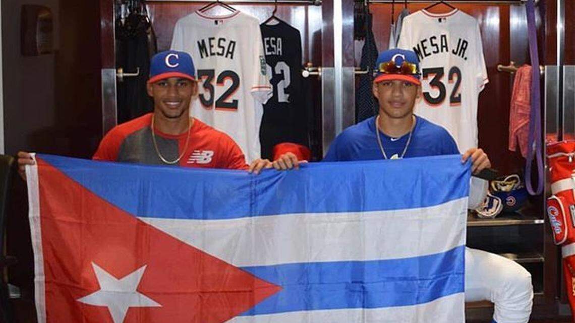 VICTOR VICTOR Mesa y Victor Mesa jr. en el clubhouse de los Marlins durante el momento de su showcase.
