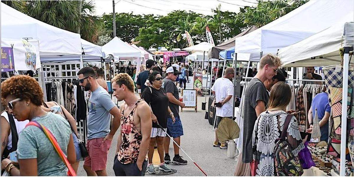 Mercado de pulgas al aire libre en Little River.