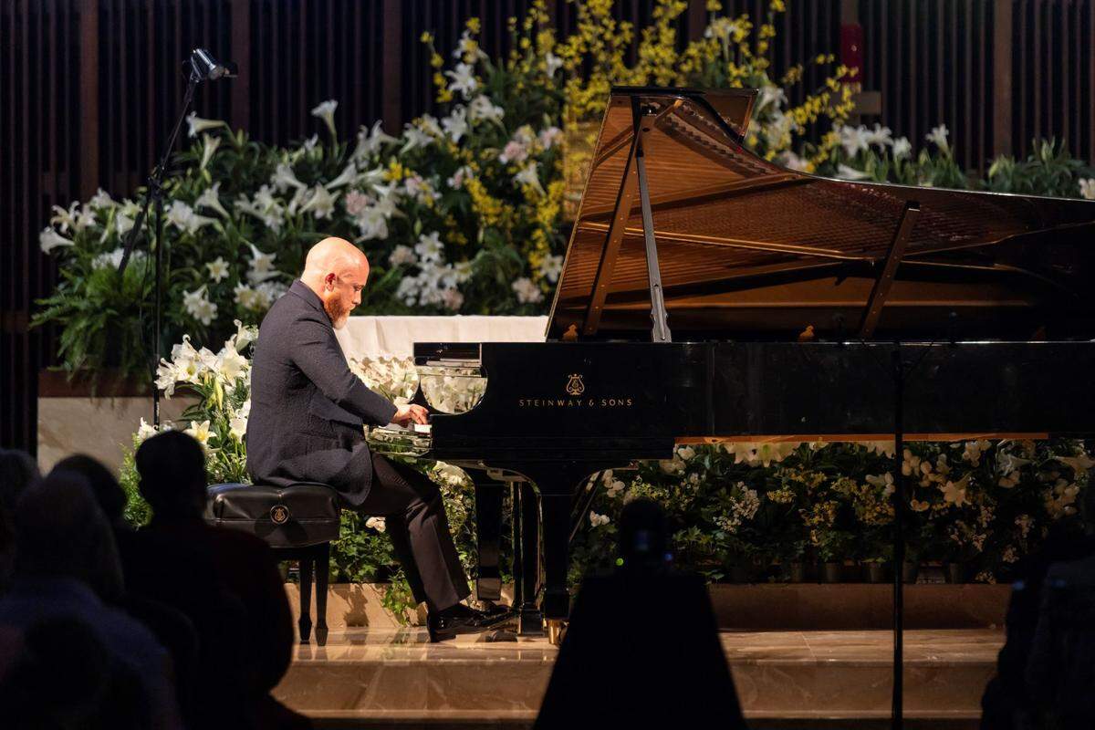 Roberto Berrocal, concertista y pianista acompañante. Director Artístico del Comité Ejecutivo de la Serie de Conciertos St. Hugh -Steinway.