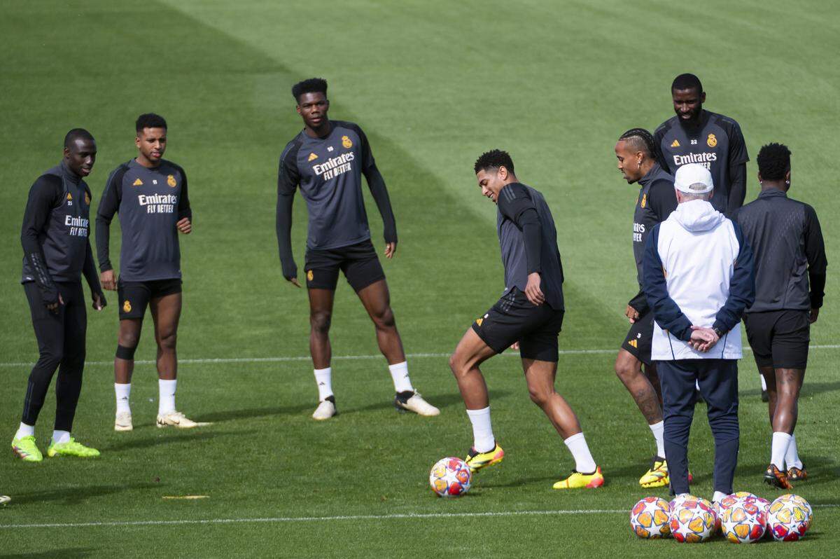 El delantero del Real Madrid Jude Bellingham (centro) participa con sus compañeros de equipo en un entrenamiento, previo al partido de ida de cuartos de final ante el Manchester City en la Liga de Campeones.