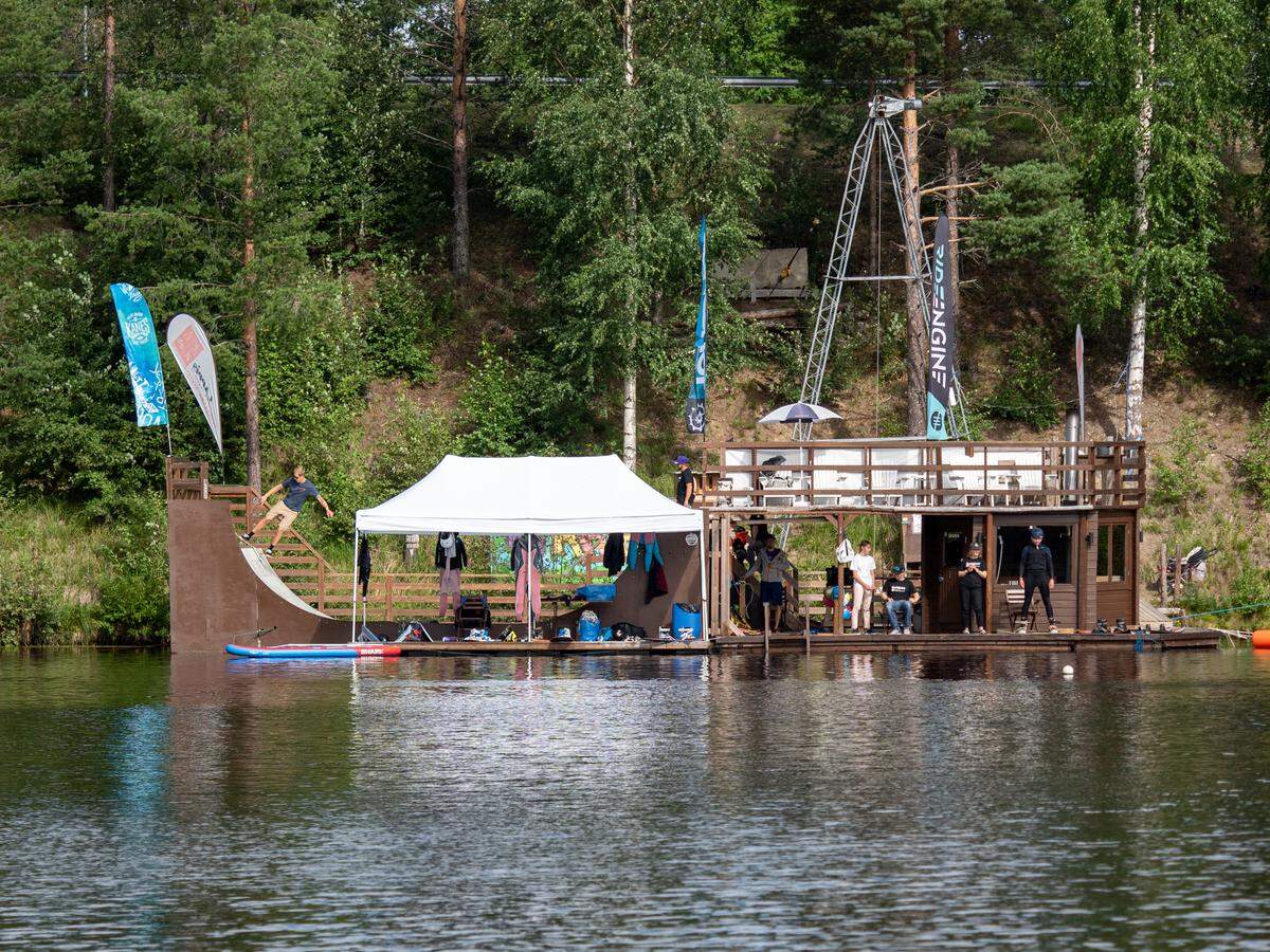 La sauna Vuokatti Skate & Sauna, situada sobre una plataforma flotante, combina relax y actividad: está equipada con un recinto de vapor para 8 a 12 personas y con una rampa para practicar unos de deportes más populares: el ‘skate ‘o patinete.