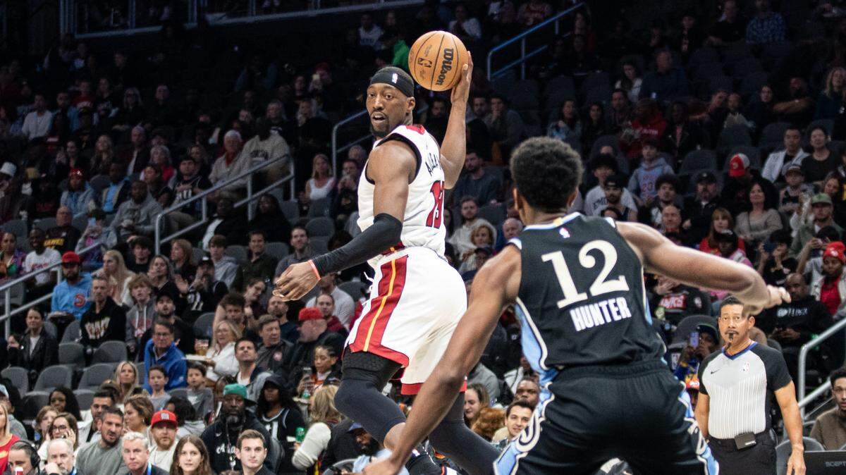 El centro del Heat Bam Adebayo recupera un balón ante la marca de De’Andre Hunter, de los Hawks, en el partido celebrado el 11 de noviembre de 2023 en Atlanta.