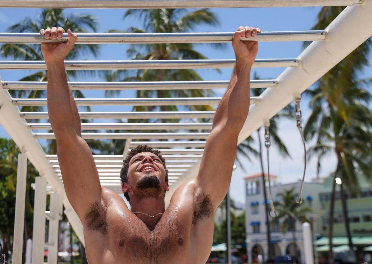José Villalón hace ejercicios en My Equilibra, un parque al aire libre de Miami Beach.