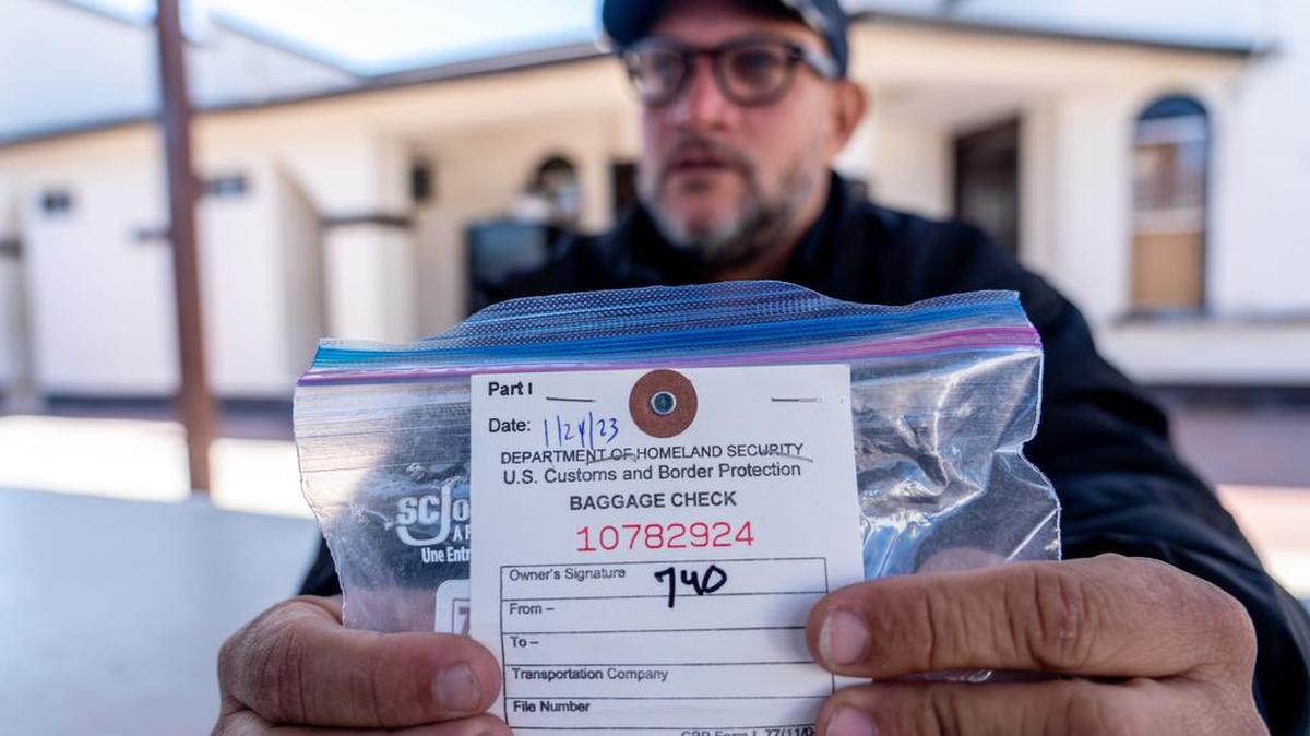 Yorjel Navarro, de 42 años, de Cuba, muestra una bolsa de pertenencias personales que se le permitió llevar después de ser expulsado de los EEUU a México en enero de 2023, mientras se sienta en un patio en la Casa del Migrante la Divina Providencia, un albergue para migrantes en San Luis Río Colorado, Sonora, México, el 2 de febrero de 2023.