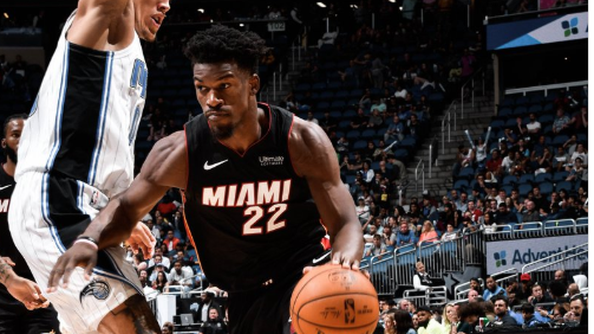 Jimmy Butler entra al aro por el Heat en el partido de pretemporada ante el Magic, celebrado el 17 de octubre de 2019 en Orlando.