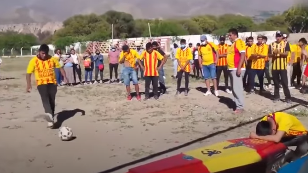 Lo que no pudo en vida, el arquero Inti Castillo Segura lo logró tras su muerte: ser imbatible en los penales. El guardameta del club de fútbol San Ramón de Los Zazos de una liga local de la provincia argentina de Tucumán falleció el martes en un accidente vial y sus compañeros de equipo le organizaron un particular funeral en el campo de juego del equipo.