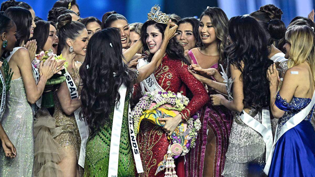 TOPSHOT - Miss Mexico Fatima Bosch (C) is surrounded by contestants as she celebrates winning the 2025 Miss Universe pageant in Nonthaburi, north of Bangkok, on November 21, 2025. (Photo by Lillian SUWANRUMPHA / AFP) (Photo by LILLIAN SUWANRUMPHA/AFP via Getty Images)